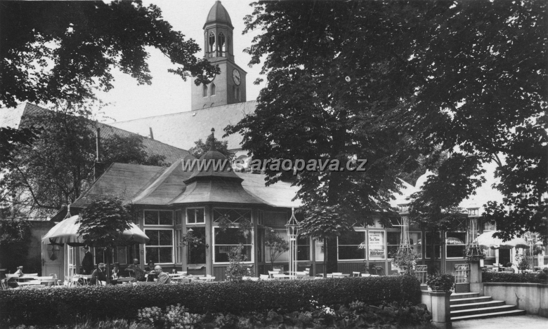 promenadnirestaurace (8).jpg - Dřevěná letní zahrádka vedle restaurace. Schody  na fotografii vpravo se jako jediné zachovaly dodnes. Foto ze 30.let 20.století.